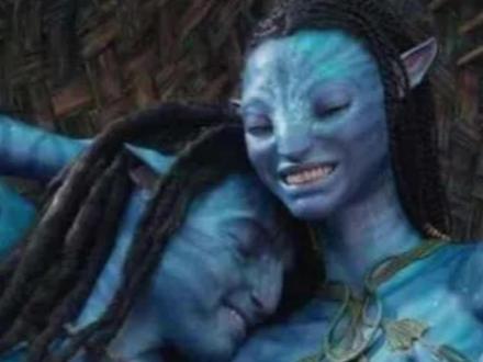 阿凡达3火与烬幕后花絮技术与文化3D卡梅隆三维动画电影知识 #阿凡达3 #阿凡达 #avatar3 #电影幕后 #科技
《阿凡达3:火与烬》比以往任何时候都更加推动了电影制作的发展,引入了新的文化、新技术,并开启了詹姆斯·卡梅隆这部史诗巨作中更黑暗的篇章。《火与烬》的世界是如何诞生的呢?
詹姆斯·卡梅隆表示,“火与烬”这个标题是经过深思熟虑选择的。火代表仇恨和愤怒,而灰烬则是留下的东西——悲伤与丧失。这种余波会引发下一个循环:更多的愤怒,更多的仇恨。
这里有一个事实:在拍摄期间,整个剧组只吃素食。詹姆斯·卡梅隆和制片人这样做是为了加强电影的环保信息。卡梅隆说,灰烬部落代表了纳威人最黑暗的一面,他们的灵感来自现实世界中常见的愤怒和狂暴。与其他与自然和谐相处的纳威部落不同,灰烬部落与自然的联系是断裂的。
詹姆斯·卡梅隆提到,他确保《阿凡达2:水之道》和《阿凡达3:火与烬》能通过这两部电影讲述一个完整的故事。尽管他计划拍摄五部曲,但万一之后没有更多电影,这两部也能成圆满。
《火与烬》最初计划于2015年12月上映,然而由于技术问题、疫情、2023年的演员工会和编剧工会罢工以及迪士尼调整档期,它被推迟了九次。最终,它在2025年12月上映,比最初计划晚了10年。
关于《火与烬》的3D技术,在过去的25年里,卡梅隆和他的团队不断演进这项技术,从笨重的早期设备发展到紧凑型摄像机、精密机器人和服务器系统,这使得摄像机能够像人眼一样自然地呼吸和会聚。当镜头推进时,摄像机会向内偏转,模仿人眼聚焦近距离物体的方式。
人眼看到的并不是直接的3D,每只眼睛看到的是2D图像,大脑将这些图像组合成深度感。为了在屏幕上重现这种体验,《阿凡达》采用了真正的立体3D拍摄,无论是实景拍摄还是全电脑生成的图像。
在实景拍摄中,这意味着不是用一台摄像机,而是用两台摄像机来模拟人类的视觉。但这并不只是简单地并排放置。随着摄像机靠近演员,镜头之间的距离必须像我们的眼睛一样动态变化。为了实现这一点,剧组使用了专门的分光镜装置,这些系统允许两台摄像机在光学上重叠,并在拍摄过程中保持完美的同步移动。
但技术只是方程式的一部分,真正的目标是创造出一种优美、舒适的3D深度,让观众沉浸其中而不会感到负担。