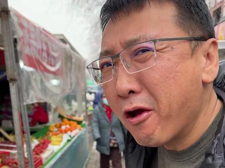 大家都让我来尝尝灵珠大姨的鸡骨棒