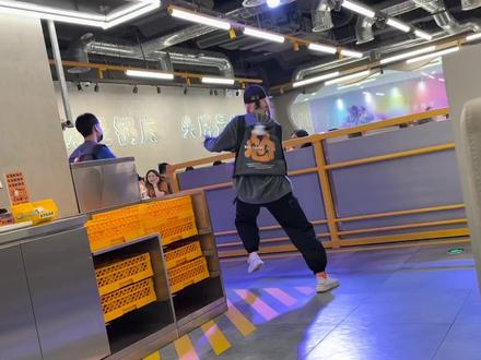 一周三刷 怂重庆!
表演只有晚上有~#怂重庆 #怂火锅厂 #火锅 #kkmall #深圳市 #fantasticbaby #sorrysorry #别叫我达芬奇