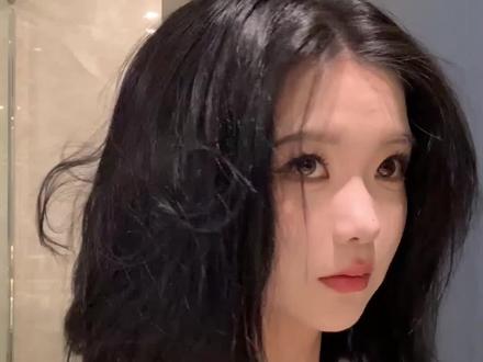 短发尴尬期?不存在的 姐这双巧手教你盘出气质高贵发型
#发型教程 #金稻直发梳 #短发尴尬期