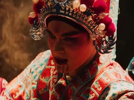 《Enemy》凭啥全网封神?真诚才是这个时代唯一的流量密码 当全行业都在用AI脚本、批量炮制“工业糖精”时,这两个年轻人竟然抵押了房产,跑遍古玩市场,只为寻找一只1937年的灯罩 。
从《逃出大英博物馆》到如今封神的《Enemy》,煎饼果仔和夏天妹妹再次用实际行动证明:观众不是不需要好故事,而是受够了粗制滥造 。没有过亿投资,全剧组仅有两人,却靠“手搓”拍出了电影级的史诗感 。
那句临场改动的“今我夫妻二人”,改掉了卑微,换来了大义 。陈桥头与陈巷口,名字背后藏着的竟是卢沟桥与南京巷战的民族血泪 。这种带着体温、甚至带着痛感的创作,才是这个浮躁时代最稀缺的“人味儿” 。
别再被所谓的“唯流量论”骗了!真正的爆款,从来不是计算出来的,而是呕心沥血磨出来的。
#Enemy封神 #高燃瞬间 #创作背后 #这也能开播