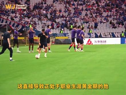 没有轰轰烈烈的官宣和反响。 可当这三个熟悉的名字映入眼帘,所有一直在默默守候的球迷,都读懂了背后藏着的隐忍、伤痛与坚守。#武磊 #蒋光太 #戴伟浚 #国足 #邵佳一