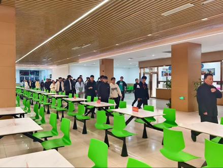 争办中国样板食堂
#邹城二中 #食堂 #学校