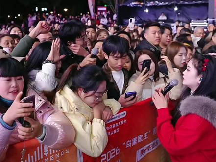 念娇一个人唱赢苏潇潇和阿朱,这场山歌对唱太精彩了。#念娇 #苏潇潇 #阿朱 #阿朱大舞台 #山歌热门推送 @阿朱💋3号大型年货节,遵义站 @念娇²⁹⁹ @苏潇潇