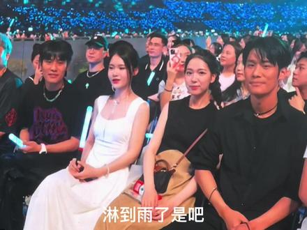 大小杨哥惊现合肥演唱会,两位嫂子好漂亮哇~#薛之谦合肥演唱会