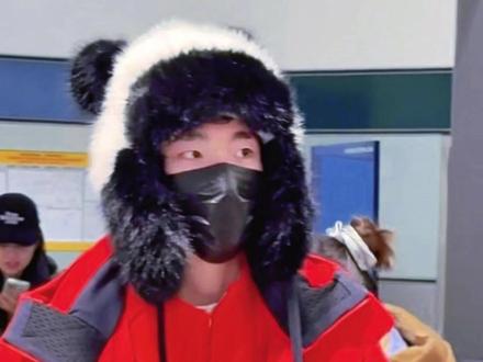 被中国短道队的熊猫帽子可爱晕了 #被中国短道队的熊猫帽子可爱晕了