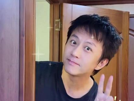 46岁邓超展示男生最低成本的变帅方式: 减肥+刮胡子!孙俪透露秘诀“好好吃饭营养均衡”。#邓超 #孙俪 #邓超跨年 #减肥 #孙俪养生