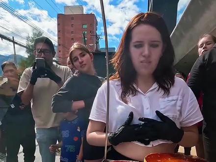 街头焦糖布丁挑战赛,成功的就可以免费送。#科普 #老外真会玩 #小吃 #美食