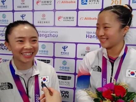 韩国组合田志希(华裔球员)/申裕斌以4:1战胜朝鲜组合嵯水影/朴水镜,获得#杭州亚运会 乒乓球女双冠军。30岁的田志希和19岁的申裕斌虽然年龄相差较多,但是两人一路走来互相扶持,希望以后也能配合得更久一些。 #韩国队乒乓球女双冠军相差11岁 #田志希申裕斌 #田志希