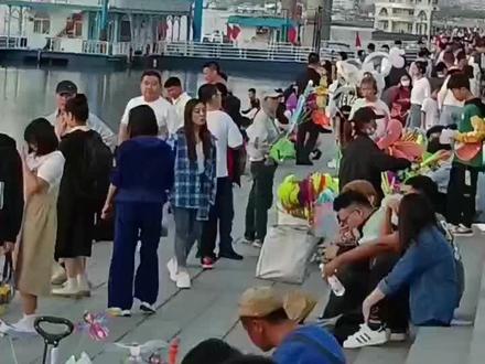 为啥坐江边不知道,反正成为了哈尔滨人的一种习惯,走啊,去江燕儿啊 #哈尔滨