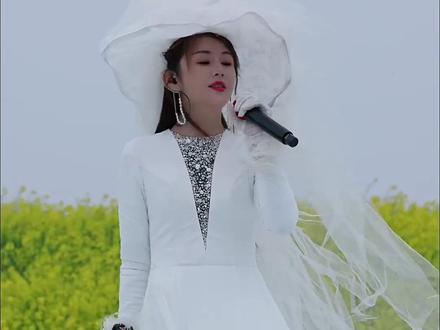 花姐户外直播宣传新歌《他日再相逢》直播事故频发 先是无人机炸机后又从舞台摔下来,因受伤不得不下播送往医院,花姐今天太难了,愿一切安好#花姐摔倒 #他日再相逢 #花姐团队 #花姐直播回放 @花姐20号合肥罍街(户外) @花姐 小号