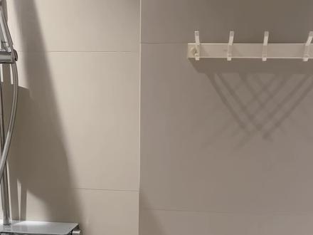 穷装❗钢架浴室柜制作流程来了👉🏻一学就会🤩 ✅ 颜值即正义!极简线条+简约质感,高级感直接拉满!搭配石英石台面,随手一拍就是ins大片📸
✅ 超强承重!你以为它纤细?25厚不锈钢框架稳如泰山!坐着上面壁咚都没问题!
✅ 告别潮湿烦恼!钢架结构+石材台面+悬空设计,底部通风超好,南方回南天也不怕发霉发黄啦!🙅♀️
✅ 小户型救星!视觉上超通透,柜体悬空不占地,石材和墙面无缝衔接,扫地机器人畅通无阻,清洁超省心!🧹
✅ 穷装省下一头牛 一个1.7米浴室柜一个0.9米浴室柜优质瓷盆+优质品牌五金+优质航空铝材镜柜3500搞定,个人感觉很值,友友们觉得呢😊
#创作者中心 #钢架浴室柜#悬浮洗手台#卫生间设计#装修省钱