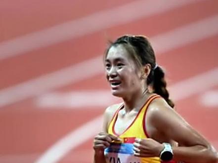 成都大运会田径项目女子10000米决赛,中国选手夏雨雨33分48秒35获得金牌,中国田径队拿到了田径首日的两枚金牌#成都大运会 #夏雨雨 #田径