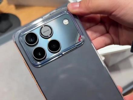 荣耀Win这次太顶了
6.83英寸OLED大直屏,LTPS材质,1.5K分辨率
峰值亮度6000nit,3200Hz触控采样率,AI按键刷新率185Hz,圆偏振光2.0,NFC,n79频段
PWM调光频率近6000Hz,IP68IP69防水,重229g骁龙8 Elite Gen5芯片,C1+射频增强芯片,红外
双1216扬声器,E2能效增强芯片,UFS4.1闪储
10000mAh电池,100W有线充电,80W无线充电
27W反向充电,支持充电分离,双频GPS+四频北斗
后置三摄,5000万索尼IMX856直立长焦,散热风扇
3D超声波指纹+2D人脸,金属中框+玻璃背板
#开箱vlog #大数据推荐 #手机使用技巧 #Win #荣耀Win