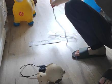 小孩弄坏音响,扔了可惜,修修接着用。装修工秒变电器修理工!