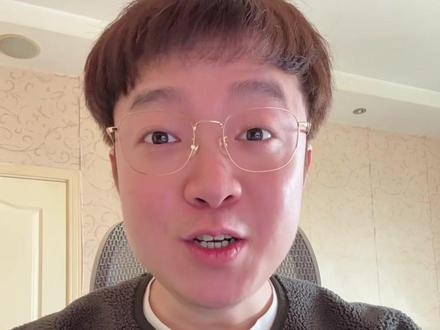 如何用AI制作登记照 尺寸问题和右下角的水印不必担心,拿去复印打印店,跟店员说一下,他会帮你把尺寸调好并排版打印,下面的水印自然也就被裁剪了 #AI #豆包 #登记照
