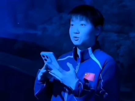 #孙颖莎 城市冠军合照海洋馆花絮来喽,莎莎这个大鲨鱼唉~莎局提出它游的有点慢😆#王楚钦 #海洋馆 #合照花絮 #新加坡大满贯