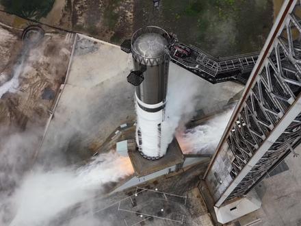 SpaceX B19静态点火成功,星舰第12次飞行蓄势待发 SpaceX最新一代星舰V3超重型助推器B19,于2026年5月8日在德克萨斯州星际基地2号发射台成功完成33台猛禽3发动机全时长静态点火测试。与此同时,飞船Ship 39也于4月15日完成6台发动机全时长点火测试。至此,星舰Flight 12飞行前最后一项重大地面测试宣告完成,发射窗口锁定2026年5月。#马斯克 #SpaceX #星舰 #火箭