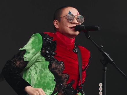 头一次看二手玫瑰大中午就“接客”,还怪不适应的。最爱听龙姨中场唠闲嗑,但这回没太听懂,谁听懂了解释一下子!小丑妆容太酷了,还有这丝绒蕾丝裙儿,美完了!#二手玫瑰 #仙儿 #梁龙 #太湖湾音乐节 #音乐现场