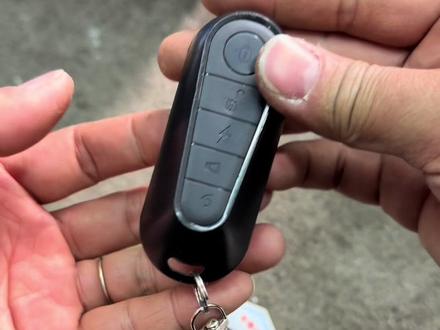 今天我们给台铃电动车遥控器更换电池,这遥控器设计缜密,小零件不小心就弄丢了。#你也可以 #电动车 #更换电池教程 #遥控器电池 #动手能力