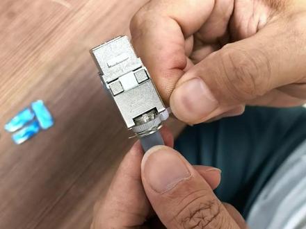 🔥 万兆工程工艺|大唐电信超六类屏蔽模块端接教程 严格遵循综合布线超六类标准施工,实拍大唐电信屏蔽网线与屏蔽模块标准化连接流程,规范线对分离、绞距保留、屏蔽层全覆盖接地,适配机房、政企工装万兆布线,验收轻松达标。#大唐电信 #教程 #屏蔽模块 #零基础