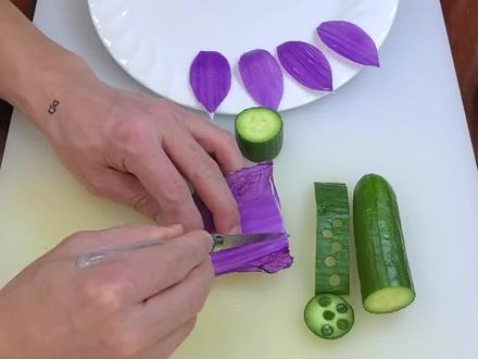 25秒学会紫白菜莲花教程 紫白菜盘饰花详细做法#创意盘饰#紫白菜#莲花#盘饰教程#吃出仪式感@抖音美食达人助手