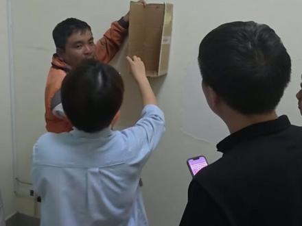 在越南做电商, 到底选 Shopee,还是 TikTok S 先说结论:
想要稳,先看 Shopee。
想要爆发,重点看 TikTok Shop。
为什么这么说?
因为从 2025 年的数据看,
越南电商还在快速增长。
四大平台总 GMV 大概 429.7 万亿越盾,
同比增长 34.75%。
但更关键的,不是市场在涨,
而是 Shopee 和 TikTok Shop 的打法,已经完全不一样了。
Shopee 现在还是越南体量最大的电商平台。
市场份额大概 57.5%。
它更像一个成熟的货架平台,
用户上来就是搜索、比价、下单。
所以如果你卖的是 标准品、复购品、价格清晰的产品,
Shopee 往往更稳。
但 TikTok Shop 增长非常快。
公开数据显示,
它在越南的市场份额已经接近 40% 到 41%,
年增长甚至达到 93%。
这说明什么?
说明 TikTok Shop 在越南,
已经不是辅助渠道,
而是主战场之一。
为什么它涨这么快?
因为越南用户本身就很适合内容电商。
92% 的消费者主要用手机购物,
50% 的消费者每周都会网购。
所以短视频、直播、内容种草,
在越南很容易直接带动成交。
再看价格带。
越南电商里,
最受欢迎的是 10 万到 20 万越盾 这个区间,
占总销售额的 25%。
这也说明,
越南市场更容易跑起来的,
往往是 中低客单、容易展示、容易冲动下单 的产品。
所以像 美妆、个护、服饰、小家居、快消品,
在 TikTok Shop 上会更有爆发力。
所以老板怎么选?
如果你的产品成熟,
供应链稳定,
想先做稳定成交,
那就先看 Shopee。
如果你的产品需要展示卖点,
需要靠短视频、直播带动成交,
那就更适合 TikTok Shop。
还有一种做法,
就是 Shopee 负责稳,TikTok Shop 负责冲。
最后一句话总结:
Shopee 决定你能不能稳,
TikTok Shop 决定你能不能快。
真正适合你的,
不是哪个平台更火,
而是你的产品,
更适合哪种成交逻辑#在越南做电商 #跨境电商 #tiktok电商运营 #东南亚电商shopee #越南直播带货