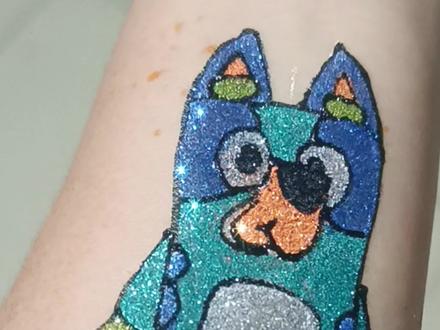 把豆瓣9.7分的育儿动画《布鲁伊》画在手臂上是什么体验?#青年创作者成长计划 #创作者中心 #创作灵感 #海娜手绘 #布鲁伊