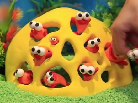 趁着 #新年 #假期,来用 #彩泥学做可以的小鱼一家,让他们游动起来哈~~