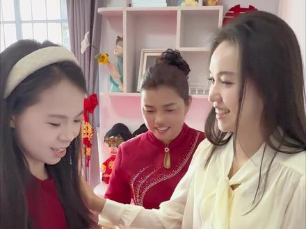 终于轮到我们当姐姐姐夫,给弟弟弟媳随礼送祝福了✨这份心意,更多是特意留给莉莉的。从云南远嫁江西,离开自己熟悉的家乡和亲人,这份缘分特别特别的珍贵…我们是你亲手选择的家人,往后我们都会疼你护你,不让你受委屈,只愿你们三餐四季,安稳幸福❤️#记录真实生活#远嫁#家有喜事#姐夫戴花