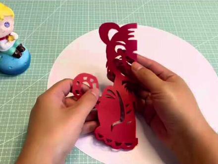 用轴对称快速剪出虎虎生威小老虎,这样的老虎剪纸,也太简单了吧 #剪纸 #剪纸老虎 #轴对称图形#非遗传承