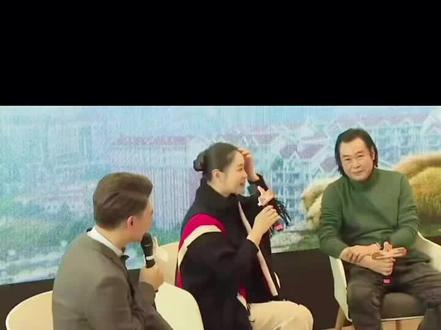 有人问李微漪,格林走了会不会难受,她说要开心——格林活的每一天,都是老天爷赏的饭。山野的风带它走,未来的保护站会给每只狼戴上芯片,让山野的牵挂有处可寻,让每一份自然的馈赠,都被温柔守护。 #重返狼群格林 #李微漪与格 #狼王格林 #重返狼群2