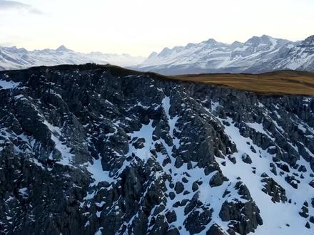 北美荒野中的灰熊凶猛遭遇,动物纪录片 #棕熊纪录片推荐 #自然 #人与狮子的对抗 #狮子纪录片推荐 #动物世界看人生百态