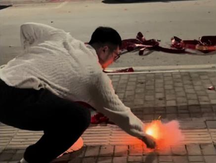 建议都去尝试一下白色的引线💥闪电侠来了都跑不赢⚡
#鞭炮一响黄金万两 #白色引线为什么燃得快 #白色引线的速度 #春节快乐的n种方式