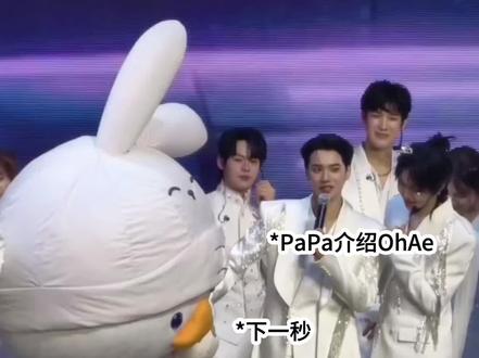 OhAe大王!打招呼不用掀衣服呐!(这个小魔丸到底从哪里学来的掀衣服)#kengnamping #ohae #他泰 #一家三口 @抖音热点 @DOU+小助手 @抖音小助手