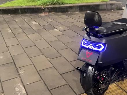 最新到店小改小牛N1s
三:配备小牛原厂60v20an锂电池
大:升级南京远驱72240控制器
件:配备小牛原厂1200w电机
升级正品左明浙m4锻造直推➕右国产布雷博直推
升级正品小牛直上发光开关(紫光)
升级正品全新ngt仪表
升级1:1巴风特龙头底座➕龙头杆
升级正品force前挡风
升级正品水转印后扶手
升级正品小牛直上撒旦尾灯(app可调)
升级正品全顺赛道平叉
升级1:1国产布雷博双活塞小螃蟹
升级正品mbs刹车盘
升级正品碳纤维后挡泥板
升级磨砂黑车壳 微瑕
全国可发 货拉拉