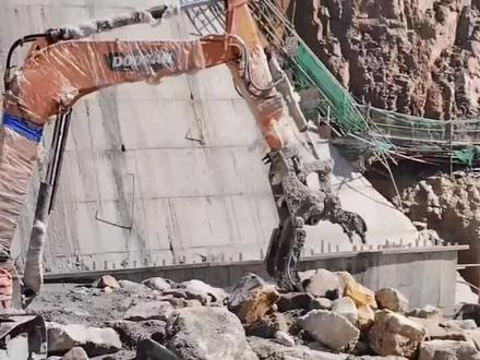 水库建设,埋石混凝土重力坝,#挖机视角 #致敬奋斗者 。
