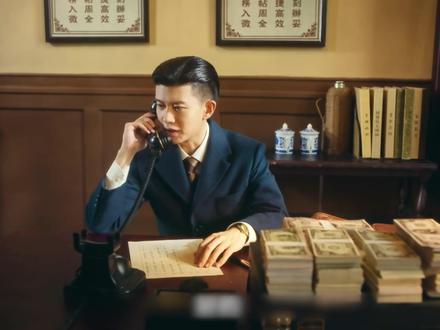 香港的美金被他一夜之间全部收拢 第二天就发生战争,同行都以为他是故意的,只有他自己知道,他是为了民族大义,但是不得不保密,就算是所有人都恨他,他也会去做这件事。#电视剧风与潮 #风与潮 #任嘉伦 #风与潮开播 #风与潮从难民到澳门王