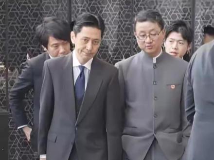 日本外务省高官离开外交部 表情严肃低头听中方人员讲话 日本外务省高官离开外交部
表情严肃低头听中方人员讲话