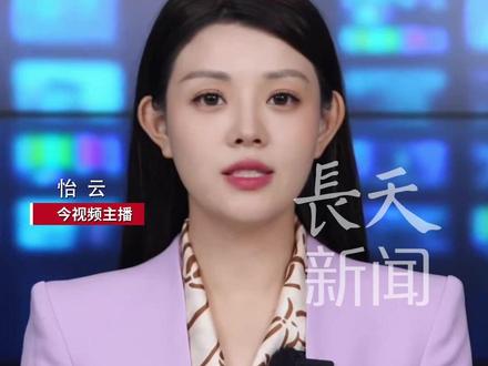老板比艺人还拼!#哇唧唧哇 CEO#龙丹妮 年会上素颜跳舞,台下#周震南 憋笑,化身站哥举机拍摄,网友:一年到头,终于轮到老板逗我们笑了!