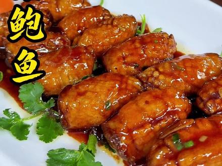 谁能拒绝这道以假乱真的素鲍鱼!
香菇塞进剁得细腻的肉馅,捏成圆润鲍鱼状,薄薄裹一层淀粉,下锅炸至两面微焦。再调个万能料汁,小火咕嘟收汁,咬开是爆汁的肉馅,鲜到骨子里,全家抢着吃!#美食 #美食教程 #美食分享 #香菇新吃法 #年夜饭