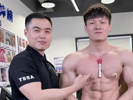 想要能夹笔的胸中缝?练对这3个动作#体德健身培训学院 #健身教学 #练胸 #抖音健身房