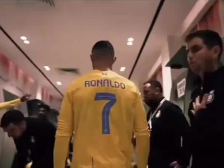 c罗表示夏窗愿意降薪甚至降到底薪方式,三进宫曼联,可是曼联管理层不乐意了,你觉得这样曼联还有c罗的位置吗?#c罗 #曼联 #实况足球手游 #易球成名计划 #实况足球online