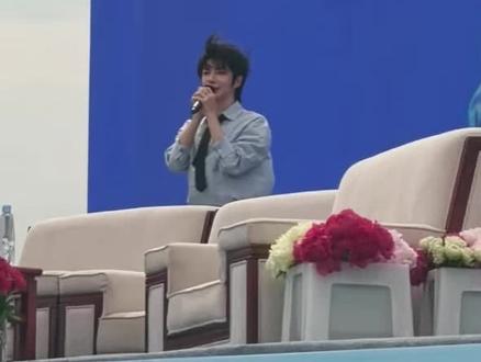 好真诚的普普呀~连男主播都忍不住感叹说他真帅,比镜头里还帅哈哈哈哈!
#菏泽牡丹 #郝熠然