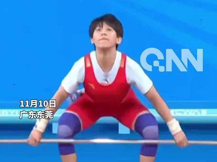全运会女子45公斤级举重决赛
福建队运动员徐璐莹不慎受伤
杠铃从背后脱手压到了肩膀
教练离开时的表情引发热议