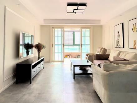 #锦绣江南#相城区元和#2号线地铁
建筑面积:135平 JG:139
业主2018年装修,采光表现:冬季10:00-16:00无遮挡,安静位置楼幢,稍微收拾一下可以入住