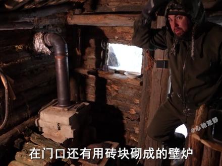 在大雪纷飞的极寒天气,男人在丛林中发现一个可以躲避严寒的小木屋#荒野生存 #户外 #助眠 #大雪 #解压