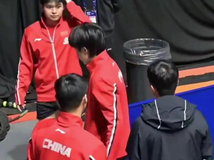 马龙许昕自费飞伦敦看国乒男团比赛!为弟弟们呐喊,太有心了#伦敦世乒赛 #国乒 #许昕