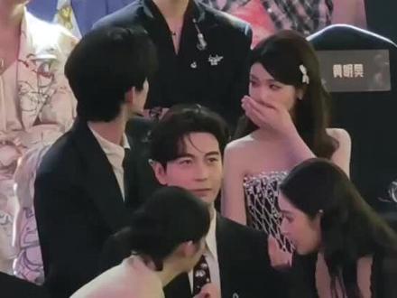 陈星旭:我们换座位吧!周也王玉雯:不要! 她们一直在聊!我一直在笑!陈星旭一直在保持苹果肌僵硬!周也王玉雯太可爱了哈哈哈哈哈哈!谁来拯救破碎的陈星旭~#星光大赏 #星光大赏颁奖典礼 #陈星旭 #周也 #王玉雯