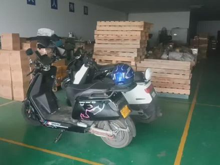 大牛n7跟小牛,傻傻分不清,看这几点就看出来了,也有人说了,有些人把灯改了后也难以分辨,那就是直接看显示屏,或者踏板,再怎么改,大牛的踏板也比小牛大。只有骑行感受,操控性,骑过了后就知道了。总体来说大牛n7性价比可以。用来送外卖赚钱,改着玩挺好的,大牛车友也越来越多了。希望大牛能把小牛的价格打下来。骑帅不骑快。#我要上热门 #九号电动车 #小牛电动 #大牛n7 #电摩